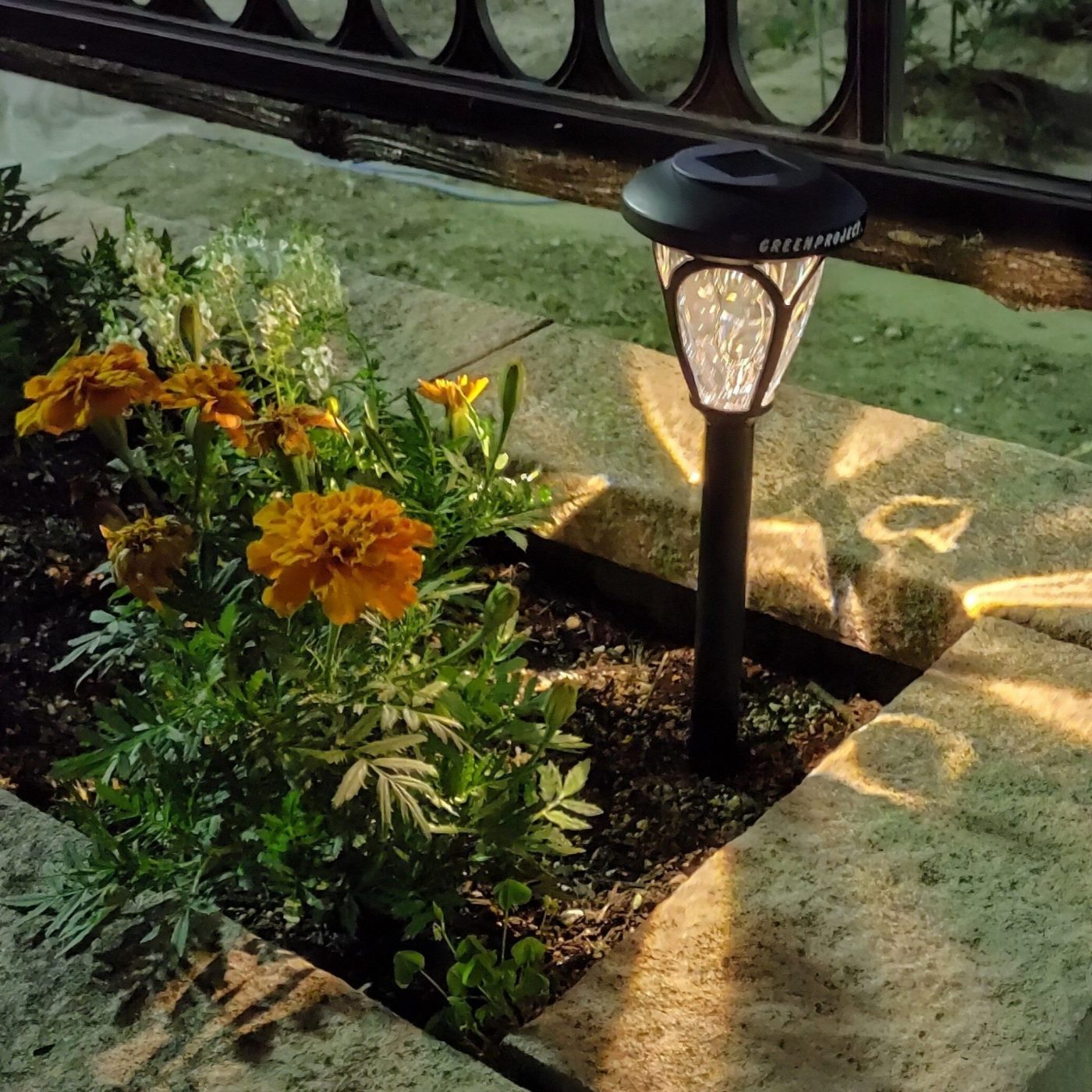 ライトアップで幻想的な花壇に変身