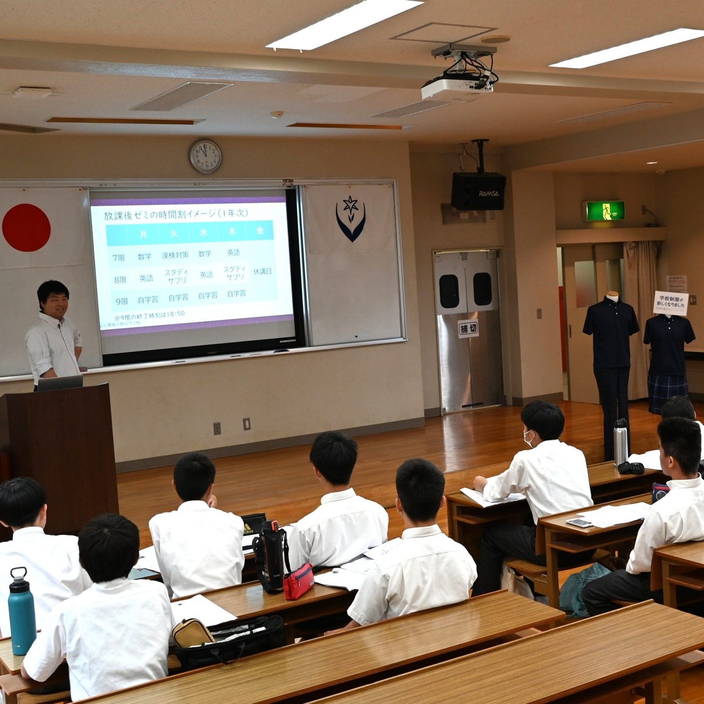 中学生が学校見学に来てくれました