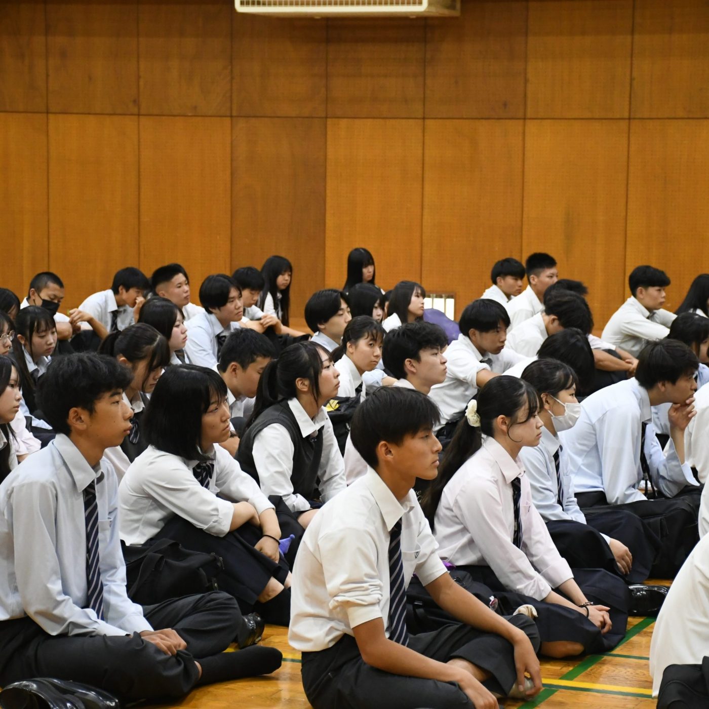 全学年で学年集会を行いました